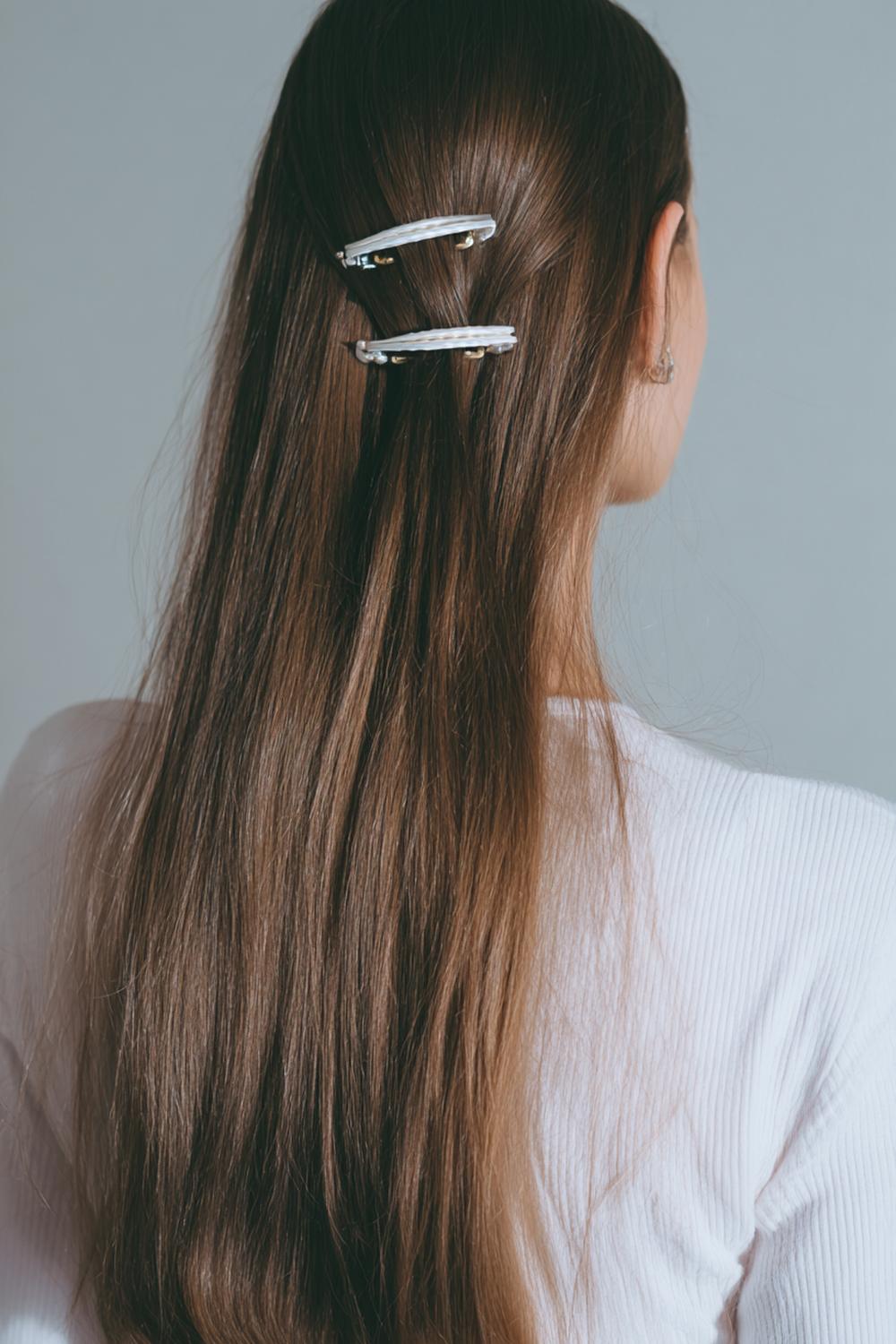 26. Einfache Frisuren 2026: Haarspangen-Set Look mit zwei parallelen Clips und glatten Strähnen