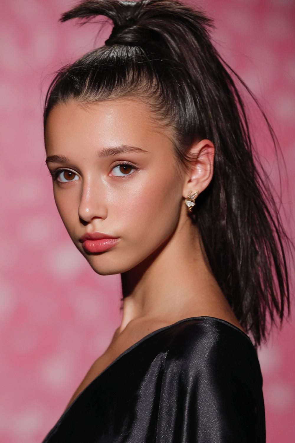 3. Einfache Frisuren 2026: High Ponytail mit angewickelter Strähne und gebändigten Babyhaaren