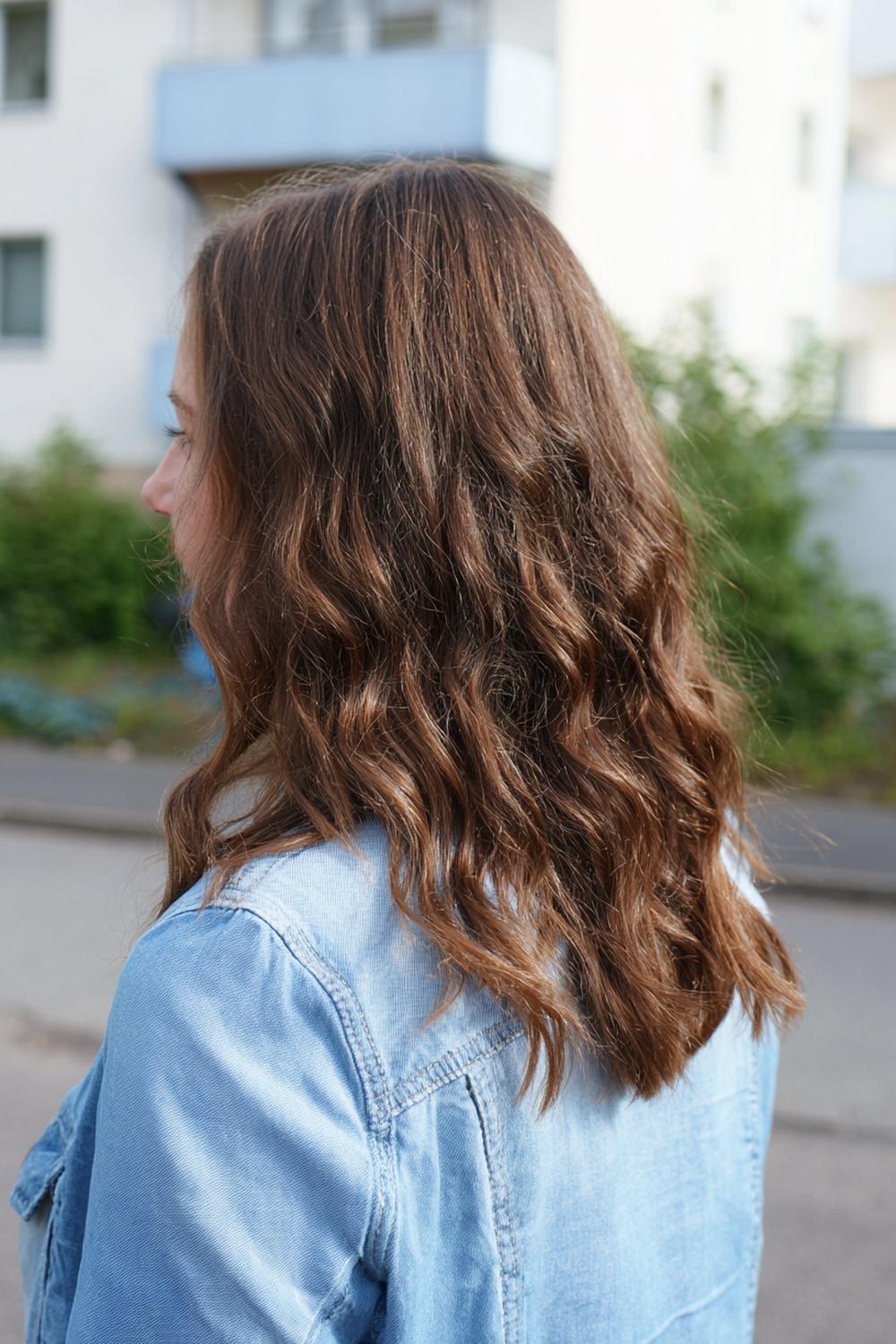 10. Federschnitt Frisur mit geschichteten Wellen und Salzspray-Finish