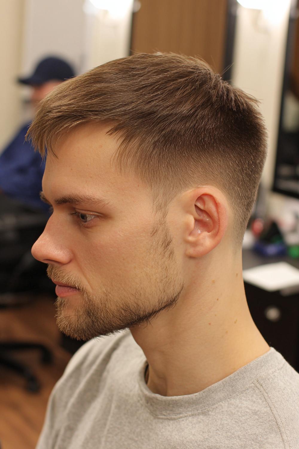 23. Frisuren 2026 Männer: Layered Wolf Cut mit kontrolliertem Nacken