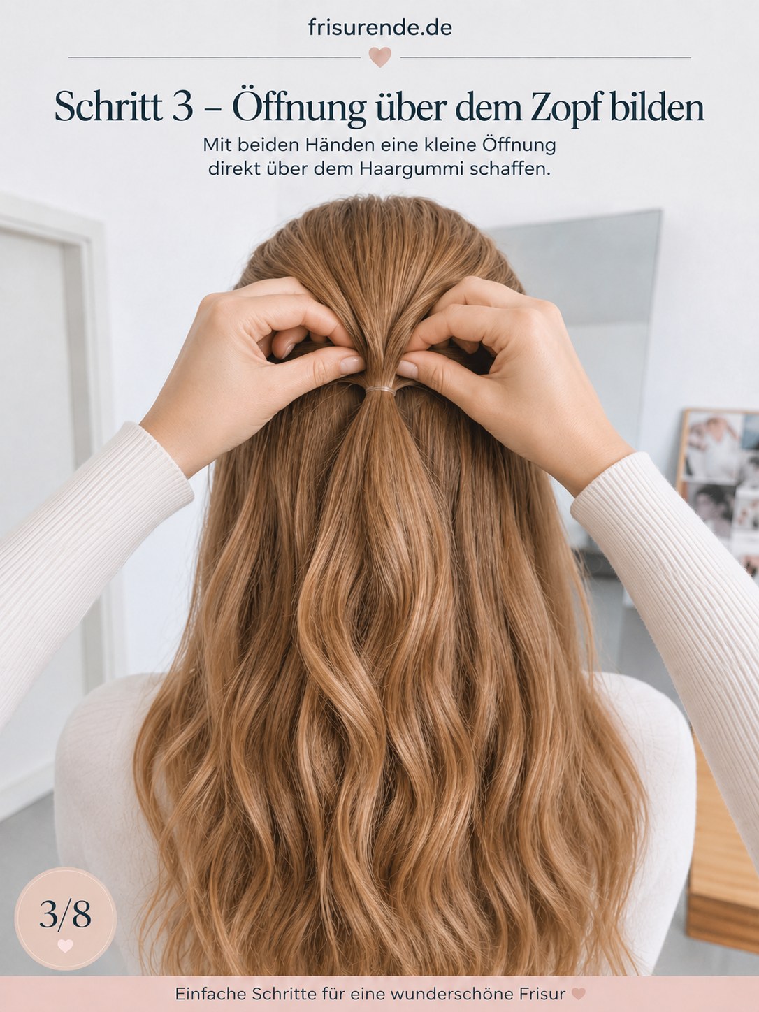 Zwei Hände formen eine Öffnung über dem Zopf für den Twist bei lockigem Haar