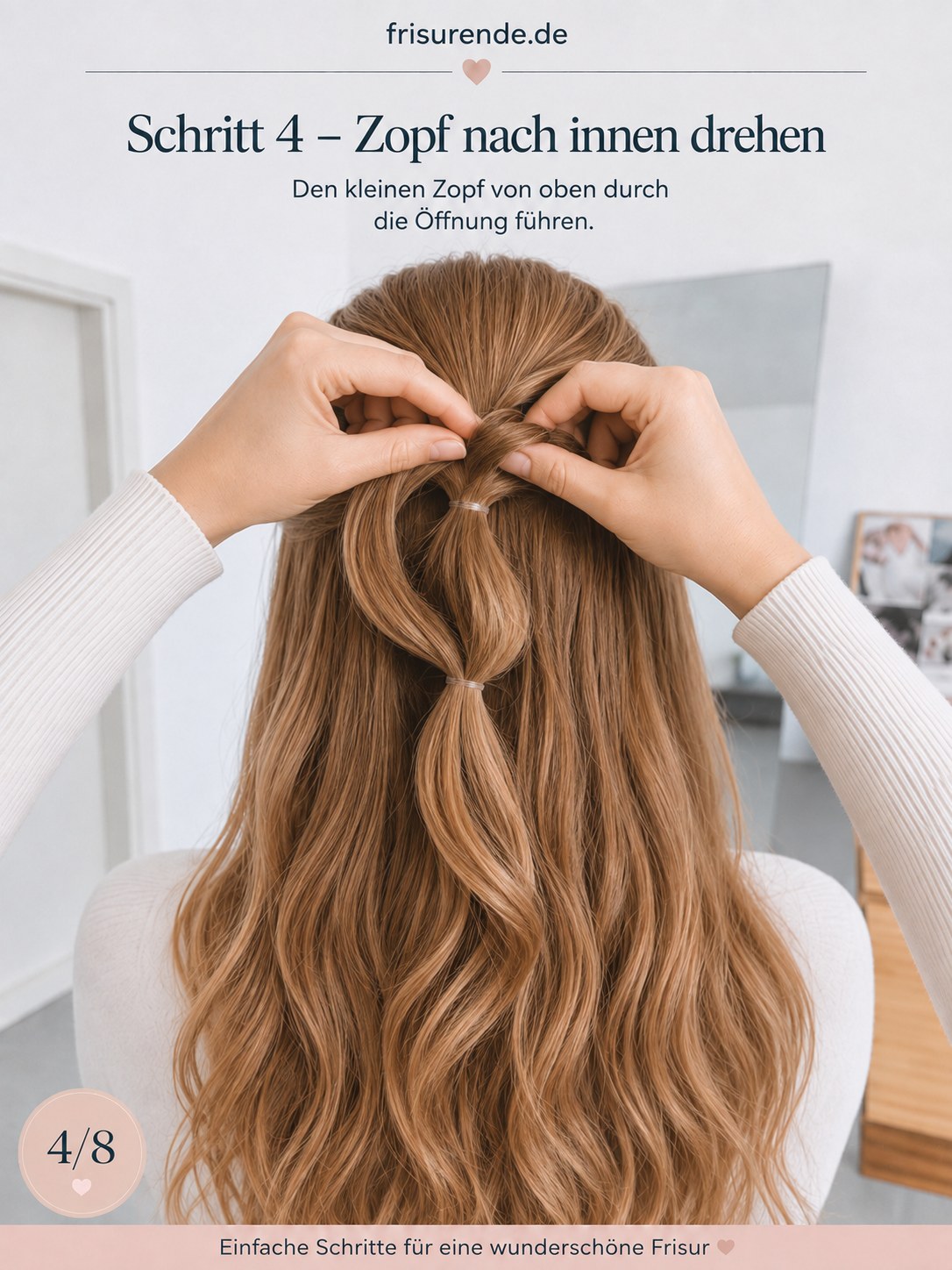 Der Zopf wird durch die Öffnung gezogen, zentrales Detail der halboffenen Frisur mit Twist