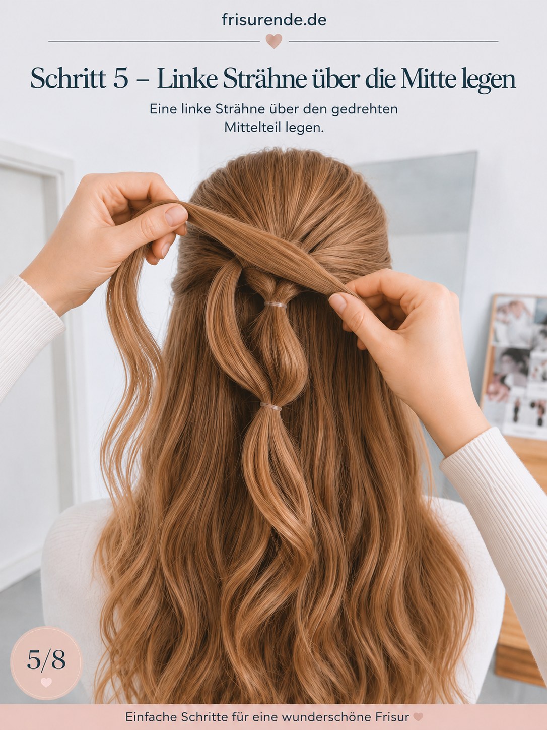 Linke Strähne wird über den gedrehten Mittelteil der halboffenen Frisur mit Locken gelegt