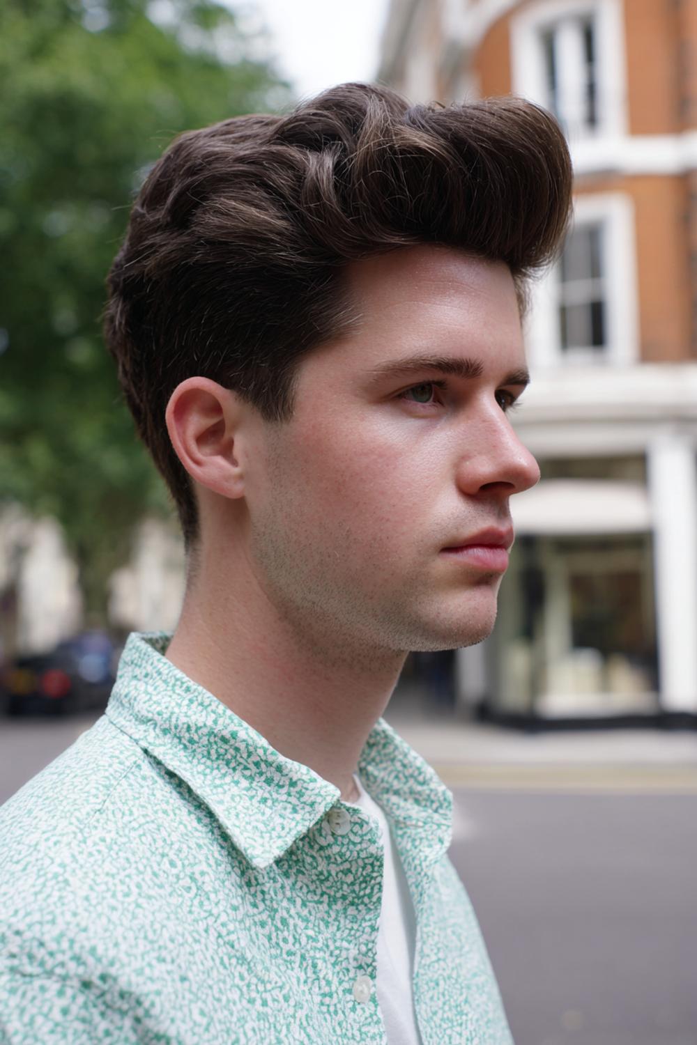 8. Herren Frisuren 2026: Classic Quiff mit luftiger Höhe und mattem Finish