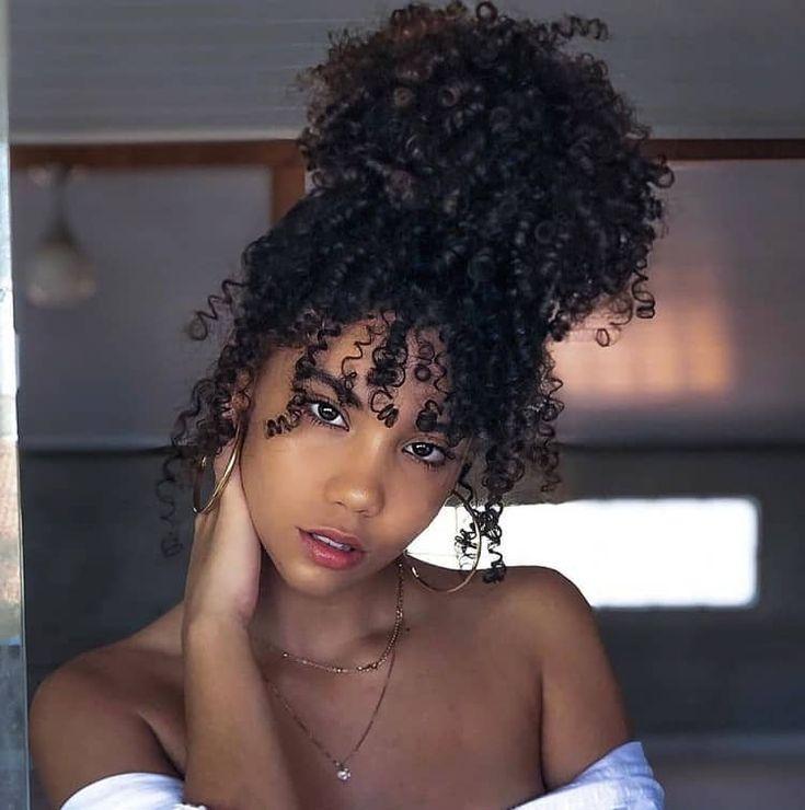 Messy bun mit locken mit großem Volumen
