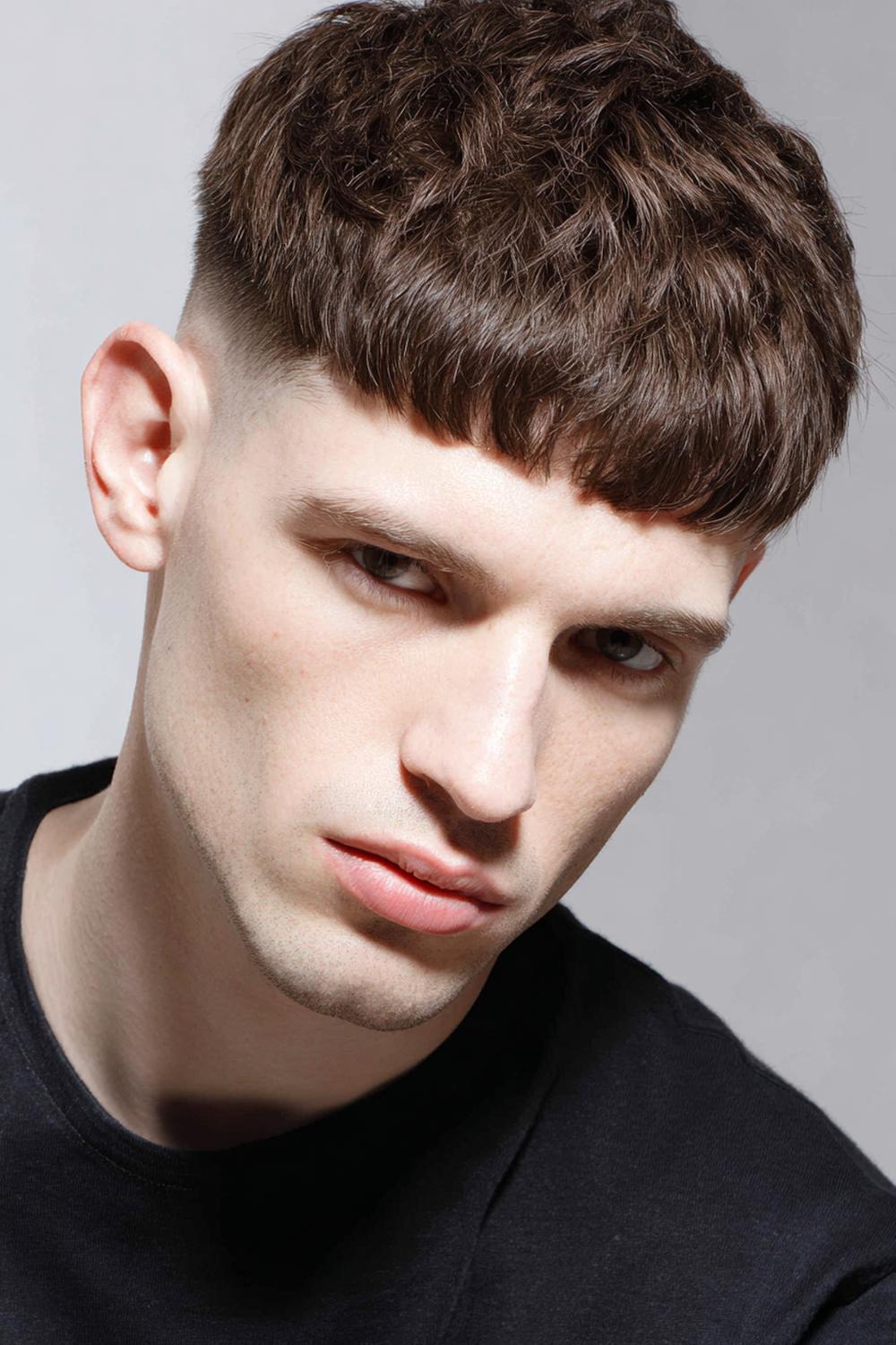 7. Männer Frisuren 2026: French Crop mit Micro-Fringe und sauberem Nacken