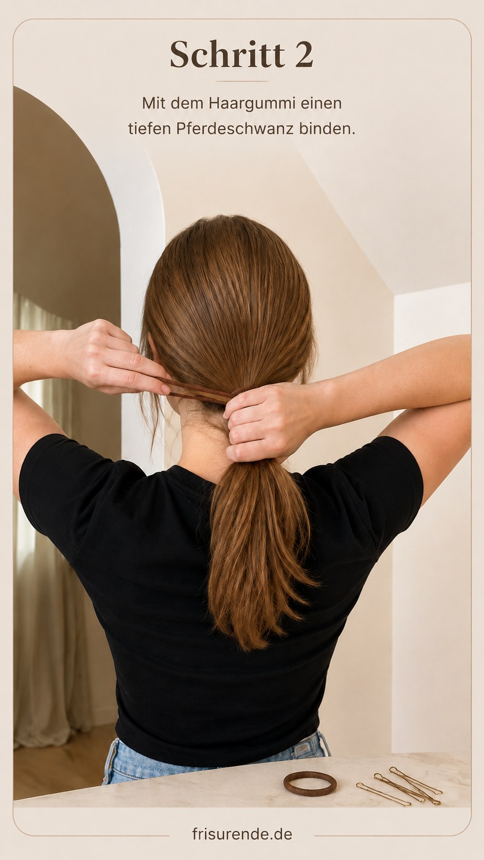 Tiefer Pferdeschwanz wird mit Haargummi gebunden als Basis für die Messy Bun Anleitung