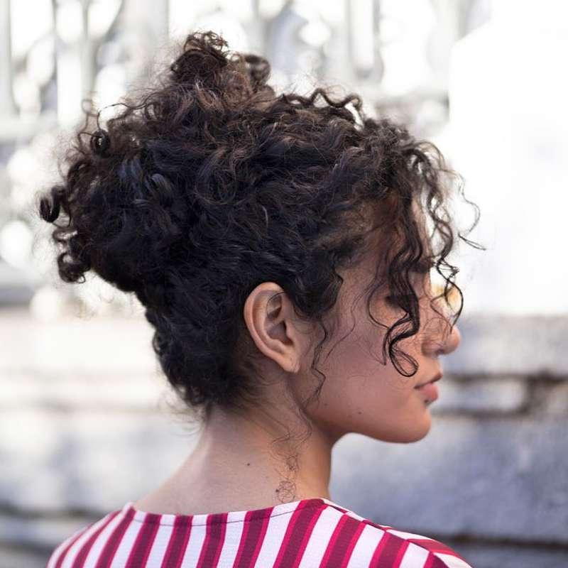 Messy bun mit locken elegante Hochsteckfrisur