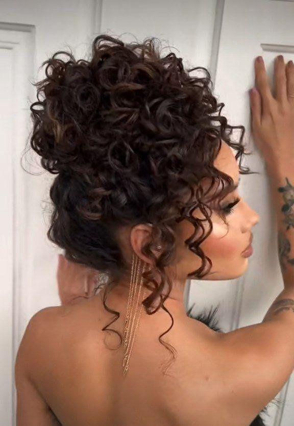 Messy bun mit locken mit Seitenscheitel