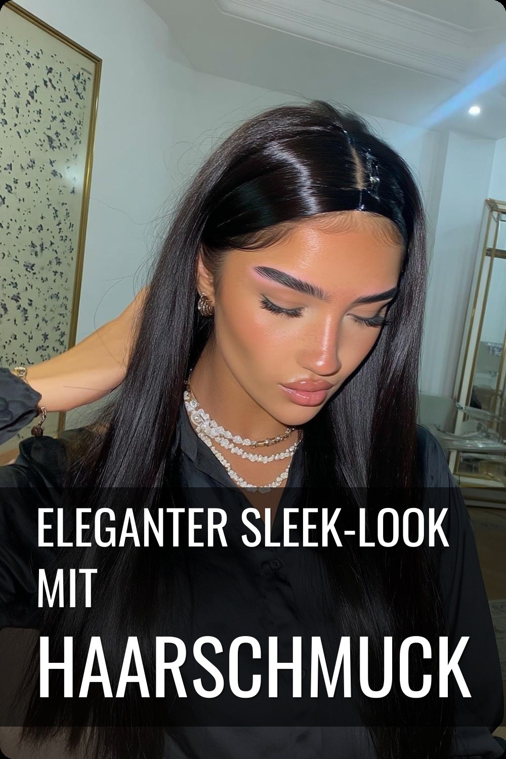 Eleganter Sleek-Look mit Haarschmuck