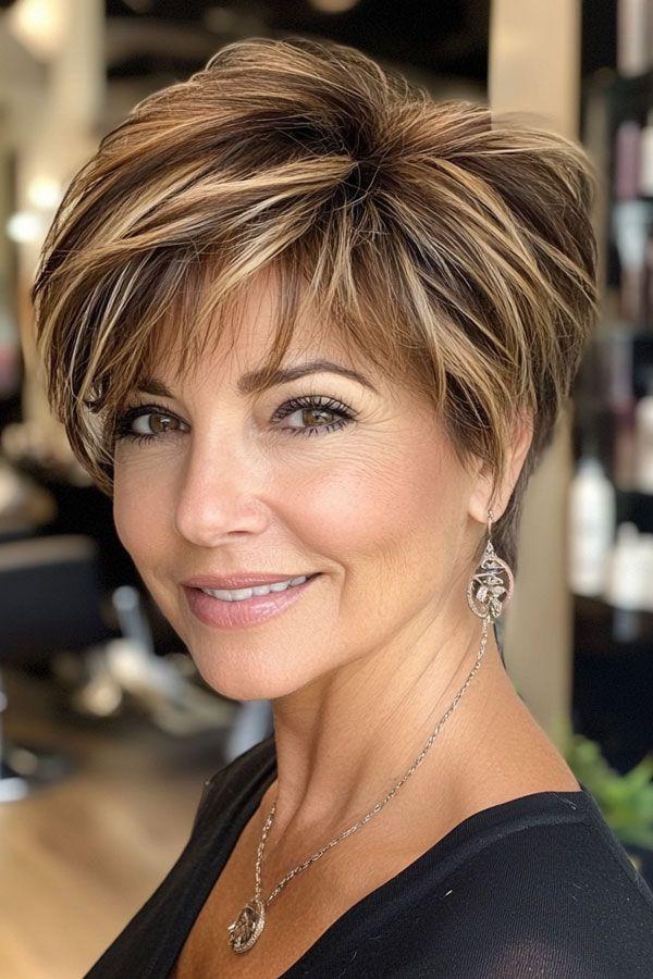 Pixie Cut mit Strähnen