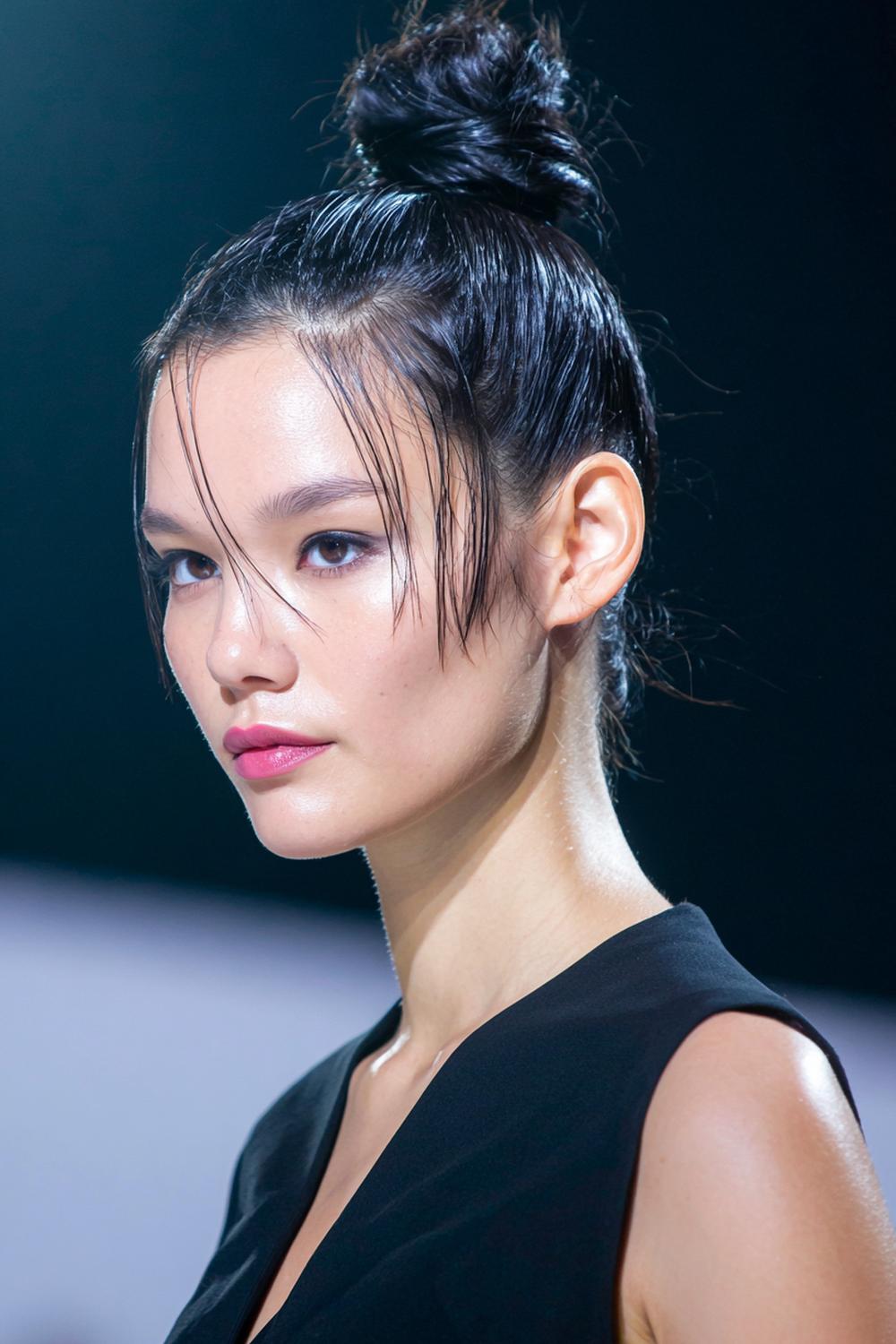 15. Schnelle Frisur: Wet-Look Bun mit zurückgekämmt-glattem Ansatz und cleanem Nacken