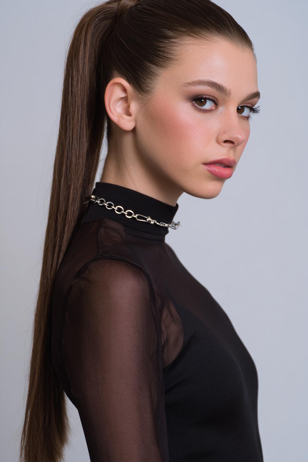 7. Sleek Low Ponytail Frisur mit seitlichem Scheitel und Metallspange